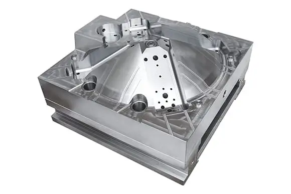 Large transparent plastic mold for the automotive industry