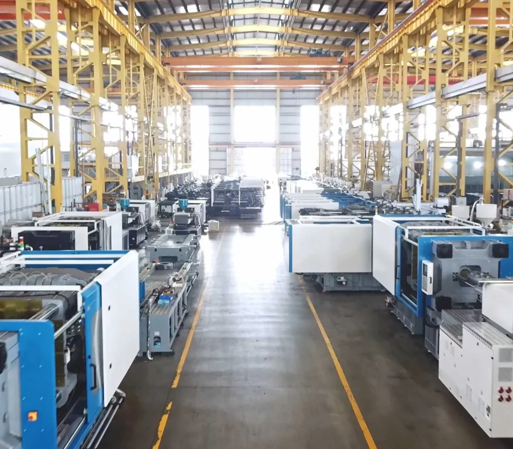 Robotics Injection Molding 1 Robot plastic parts injection molding factory 01