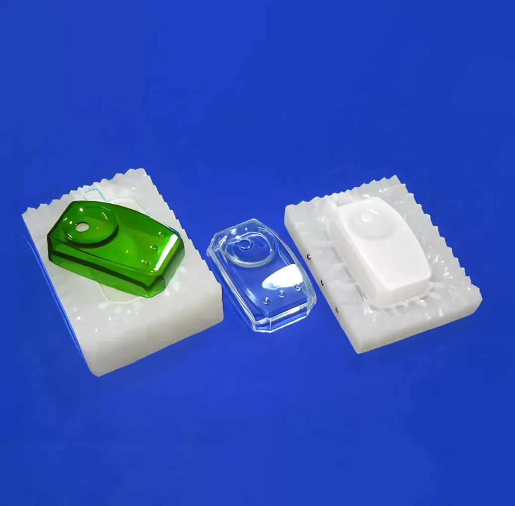 Polyurethane casting process to make transparent and colored rigid plastic parts