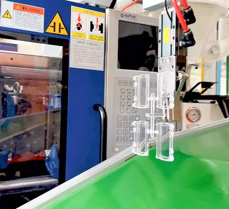 Automatic production of transparent plastic parts by injection molding1