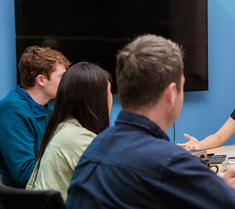 Sustainability 13 Elimold factory employee 01