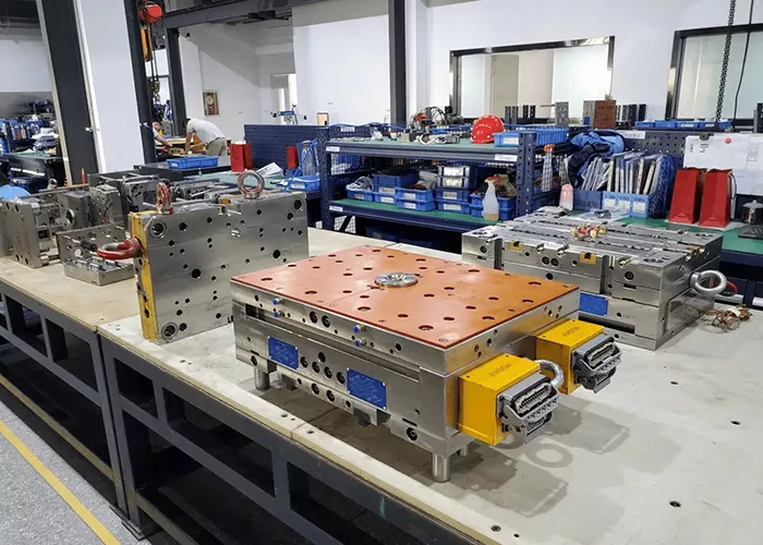 plastic parts injection mold production workshop